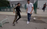 Freestyler Soufiane Touzani heeft fun met Spaanse international Morata