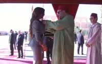 Dounia Batma krijgt Wissam van Koning Mohammed VI (video)