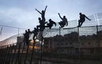 Honderdtal migranten bestormen Marokkaans-Spaanse grens