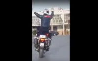 Politieman in Oujda is echte acrobaat (video)