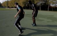 Freestylevoetballer Soufiane Touzani sterker dan Mario Balotelli (video)