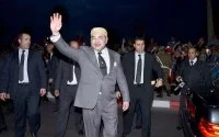 Jonge vrouw die naar auto Koning Mohammed VI rende vervolgd
