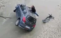Marokkaanse held redt man na crash met auto in rivier (video)