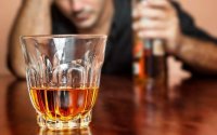 Marokkaanse docent drinkt fles whisky leeg in klas