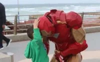 Iron man geeft ‘free hugs' in Casablanca (foto's)