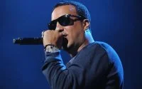 French Montana deelt geld uit in Casablanca (video)