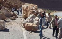 Rotsblokken naar beneden gestort op weg Errachidia (foto's)