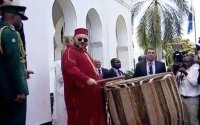 Topper: Koning Mohammed VI speelt percussie in Tanzania (video)