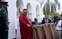 Topper: Koning Mohammed VI speelt percussie in Tanzania (video)