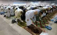 Nederlandse moskeeën vrezen aanslagen en sluiten deuren tijdens gebed