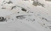 Zandstof uit Sahara op besneeuwde bergen Pyreneeën 