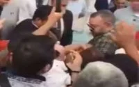 Koning Mohammed VI reageert woedend op man die brief in zijn zak steekt (video)