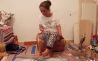 Marokkaanse kunstenares zonder armen schildert met voeten (video)
