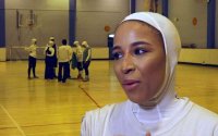 Moslima's vormen eerste basketbalteam met hoofddoek in Groot-Brittannië