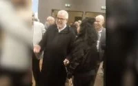Benkirane aan jong meisje: "Neem een selfie met een knapperd, niet met mij" (video)