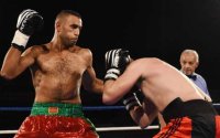 Hassan Saada wint eerste professioneel gevecht (video)