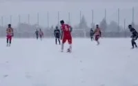 Voetbalwedstrijd in de sneeuw... in Marokko! (video)