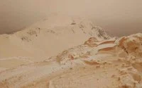 Indrukwekkend: oranje sneeuw in Europa door zand uit Sahara (foto's)