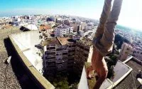 Marokkaanse Spiderman maakt halsbrekende stunts op daken Rabat (video)