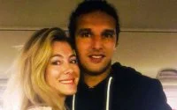 Nederlandse schrijft gedicht om aandacht Ali B te trekken in vliegtuig (video)