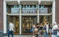 Primark verbiedt hoofddoek aan personeel maar verkoopt ze wel
