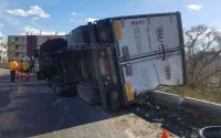 Vrachtwagen uit Marokko kantelt in Frankrijk (foto's)