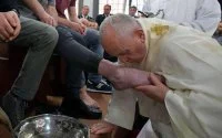 Paus Franciscus wast en kust voeten Marokkaan