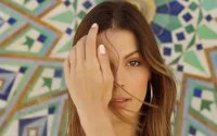 Miss Univers schokt met lichte outfit bij Hassan II moskee (foto)