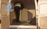 Marokkanen proberen in leeg busje Sebta binnen te komen (video)