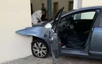 Auto rijdt op moskee in in Frankrijk (video)