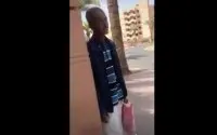 Arme man die in Marrakech werd vernederd krijgt prachtig geschenk