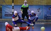 Russische voetbalsters dragen hijab in Iran (video)