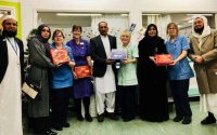 Moslims in Groot-Brittannië delen kerstgeschenken uit aan zieken