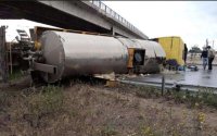  Tankwagen stort van brug in Mohammedia