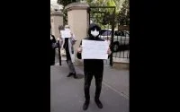 Gestrande Marokkanen krijgen 135 euro boete voor demonstratie buiten ambassade van Marokko (video)