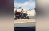 Marokko: man rijdt door bij wegversperring en sleept agent over tientallen meters (video)