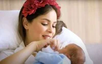 Safae Hbirkou bevalt van gezonde tweeling (video)