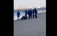 Dolblije Marokkaanse migranten kussen grond bij aankomst in Spanje (video)