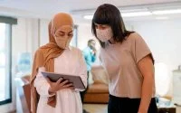 Youssra pakt discriminatie op werkvloer in Nederland aan