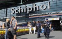 Schiphol: passagier slaagt politieagent op vliegtuig Marokko