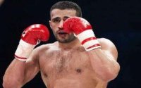 Badr Hari verlaat K1-tornooi met gebroken voet 