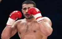 Badr Hari verlaat K1-tornooi met gebroken voet 