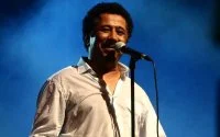 Cheb Khaled krijgt zware kritiek na optreden op bruiloft Moulay Rachid