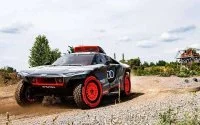 Autocoureur Carlos Sainz en Audi testen RS Q e-tron in Marokko