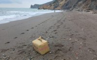 Balen hasj aangespoeld op strand Nador