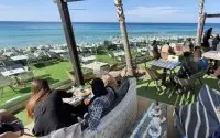 Café in Tanger wekt woede met hoge prijzen en strandgebruik