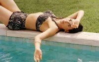 Demi Moore laat badpakkencollectie in Marokko fabriceren
