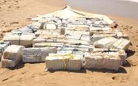 Tientallen balen drugs spoelen aan bij Ksar Sghir