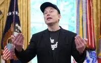 Elon Musk mengt zich in Belgische hoofddoekenruzie