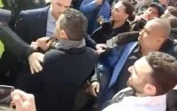 Azarkan aan kant geduwd om Wilders te laten passeren